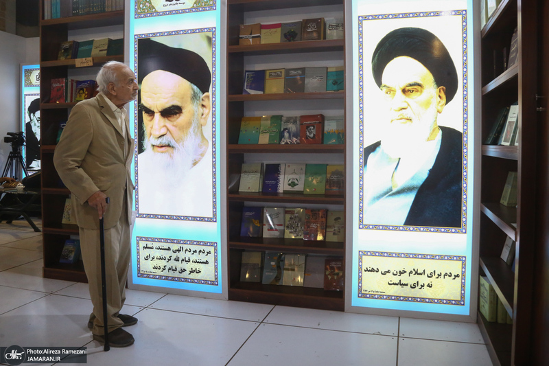 غرفه موسسه تنظیم و نشر آثار حضرت امام خمینی(ره) در نمایشگاه کتاب