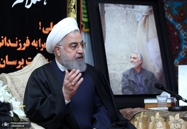 روحانی در منزل سردار شهید سپهبد حاج قاسم سلیمانی:
شهید سلیمانی در تاریخ ملت ایران و آزادی‌خواهان جهان سرافراز و جاودانه خواهد ماند/ آمریکایی‌ها آثار این اقدام جنایتکارانه را نه امروز بلکه در طول سال‌های آینده خواهند دید