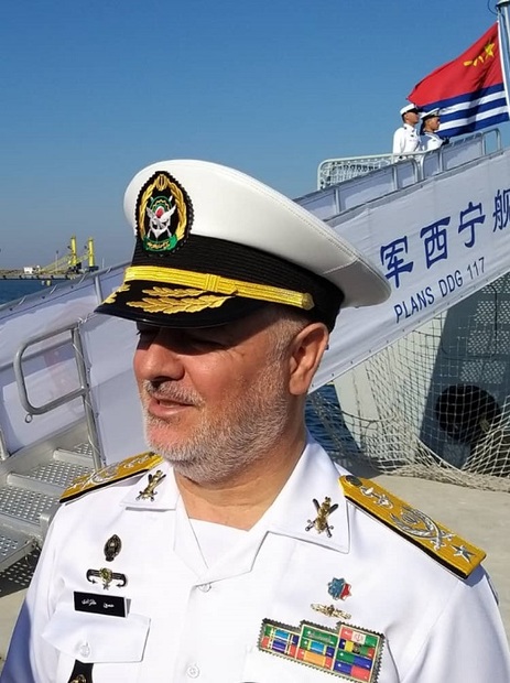 بازدید فرمانده نیروی دریایی ارتش از ناوشکن‌های چین و روسیه
