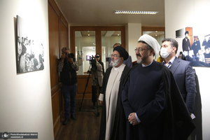 بازدید رئیس موسسه تنظیم و نشر آثار امام خمینی (س) از نمایشگاه عکس «امام دل‌ها‎»  و گذر فرهنگی هفته بر آستان آفتاب