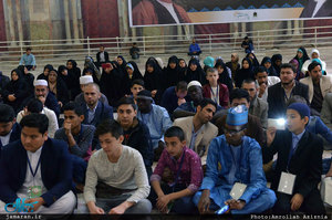 ادای احترام شرکت کنندگان در سی و چهارمین دوره مسابقات قرآن کریم به مقام امام خمینی(س)