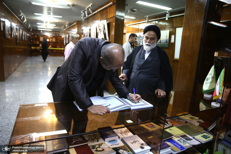 بازدید جمعی از دانشجویان فعال فرهنگی سیاسی و اجتماعی دانشگاه های استان هرمزگان از بیت امام خمینی (س)در جماران