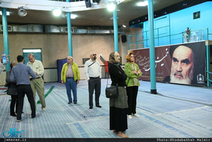 بازدید جمعی از گردشگران آمریکایی از بیت امام خمینی در جماران 