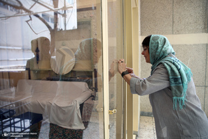 بازدید مهمانان خارجی شرکت کننده در مراسم وداع و تشییع رهبر شهید از حسینیه جماران