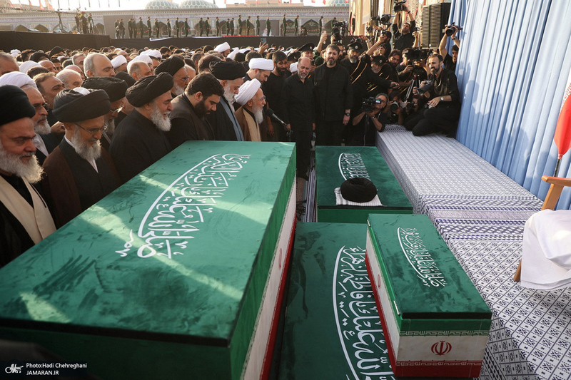 اقامه نماز بر پیکرهای مطهر رهبر شهید و خانواده ایشان به امامت آیت‌الله العظمی جوادی آملی