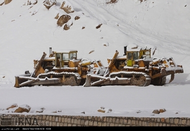 برف راه 100 روستای دلفان لرستان را بست