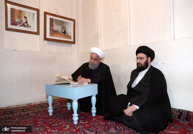 عکس/ روحانی در دفتر یادبود بیت تاریخی امام در نجف اشرف چه نوشت؟