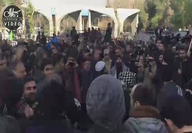 سنج و دمام زنی در مقابل دانشگاه تهران؛ لحظاتی پیش