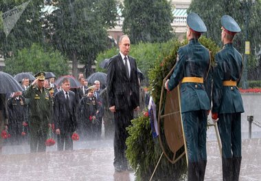 عکس: پوتین در زیر بارش شدید باران در سالگرد حمله آلمان نازی به دیوار کرملین-مسکو