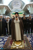 اقامه نماز مغرب و عشا توسط سید حسن خمینی در اولین پنجشنبه سال 1396