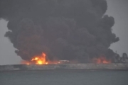 در تصادف دو کشتی در چین 30 ایرانی ناپدید شدند/ نفت کش ایرانی در آتش سوخت / همه خدمه کشته شدند/ قشقاوی: با سرکنسول ایران در شانگهای تماس گرفته شد + فیلم و عکس