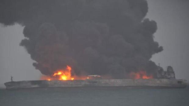در تصادف دو کشتی در چین 30 ایرانی ناپدید شدند/ نفت کش ایرانی در آتش سوخت / همه خدمه کشته شدند/ قشقاوی: با سرکنسول ایران در شانگهای تماس گرفته شد + فیلم و عکس