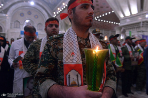 عطرافشانی حرم امام خمینی(س) توسط بسیجیان کاشانی