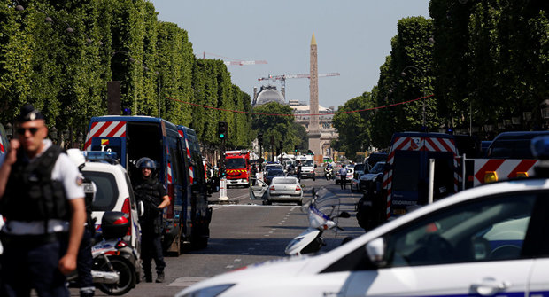 برخورد عمدی یک خودرو با کامیون پلیس در پاریس و وقوع انفجار/ مهاجم مسلح کشته شد/ایستگاه متروی شانزه لیزه بسته شد