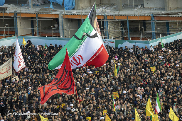 مراسم تشییع سردار شهید حاج قاسم سلیمانی و شهدای حمله تروریستی آمریکا با حضور پرشکوه مردم مشهد+ فیلم و عکس