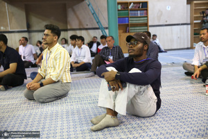 بازدید جمعی از دانشجویان خارجی از بیت امام خمینی (س) در جماران  1