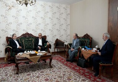 دیدار عراقچی با پدر زندانی ایرانی در ترکیه + عکس