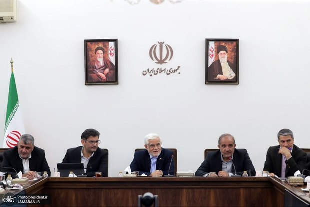 عارف: مجلس و دولت باید احساس مسئولیت مشترک داشته باشند/ نمایندگان مجلس به واقعیت‌های کشور توجه کنند/ اگر تشکیلات دولت محدود نشود کل بودجه صرف پرداخت حقوق می‌شود/ الگوی کشت و آبیاری اصلاح شود/ دولت هیچ تصمیمی بر خلاف منافع عشایر نمی‌گیرد