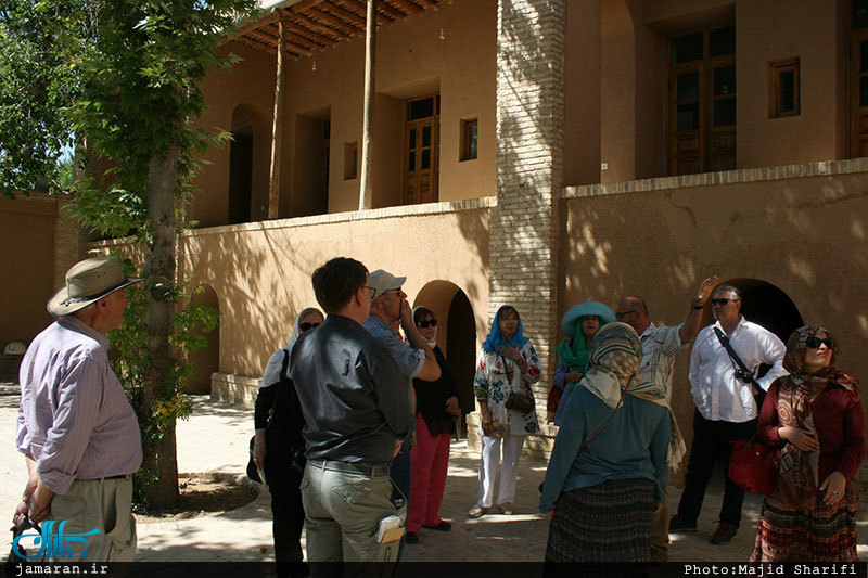 بازدید جمعی از گردشگران آلمانی از بیت و زادگاه حضرت امام در خمین