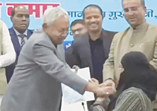 خاتون ڈاکٹر کا نقاب کھینچنے پر بھارتی وزیراعلیٰ کے خلاف مقدمہ درج

