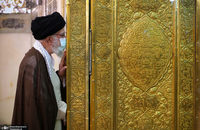 غبارروبی مضجع مطهر رضوی در سفر رهبر معظم انقلاب به مشهد