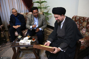 دیدار جمعی از اساتید ودانشجویان کشور تایلند با سید حسن خمینی