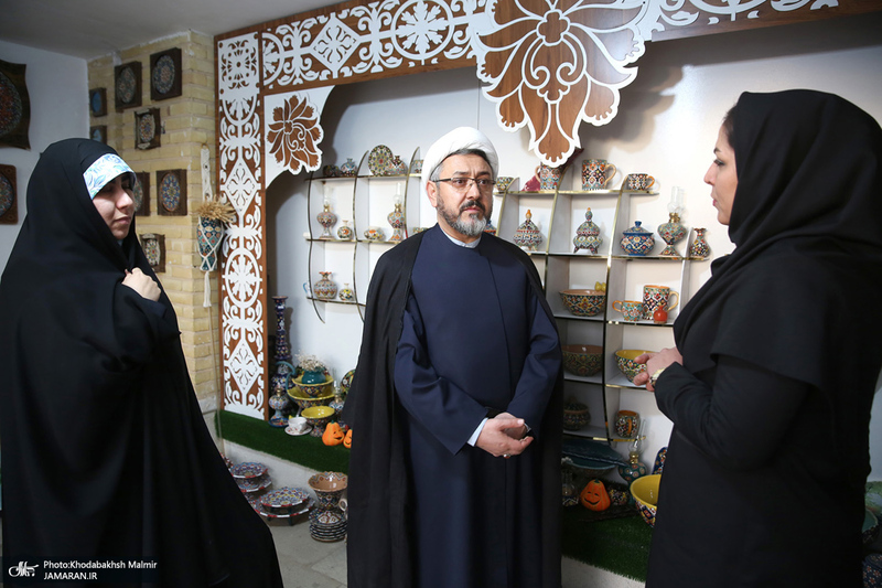 بازدید رئیس موسسه تنظیم و نشر آثار امام خمینی (س) از نمایشگاه عکس «امام دل‌ها‎»  و گذر فرهنگی هفته بر آستان آفتاب