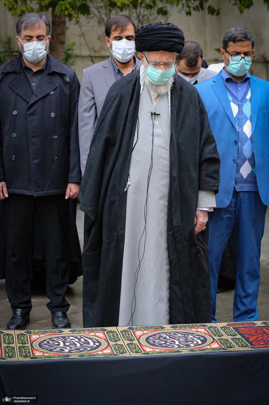 اقامه نماز رهبر معظم انقلاب بر پیکر مرحوم حسن غفوری فرد