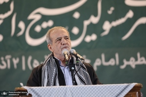 گردهمایی مسئولین بسیج دانشجویی و طلاب بسیجی در حرم امام با سخنرانی رئیس‌جمهور پزشکیان (60)