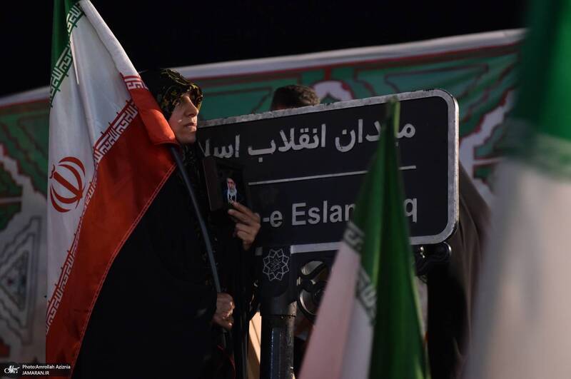 هفتادمین اجتماع پر شور مردم در میدان انقلاب