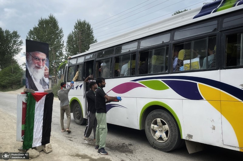 توزیع آب و شربت نذری برای حمایت از مردم غزه در کشمیر