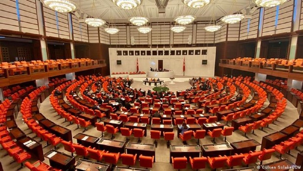 درگیری فیزیکی در پارلمان ترکیه پس از افشای فساد وزیر این کشور! + فیلم