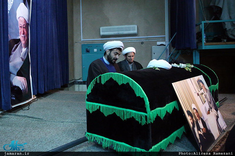 مراسم وداع با پیکر آیت الله هاشمی رفسنجانی(ره) در حسینیه جماران-17