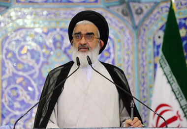 خطیب جمعه قم:دشمنان انقلاب آرزوی جدایی مردم از نظام را به گور می برند