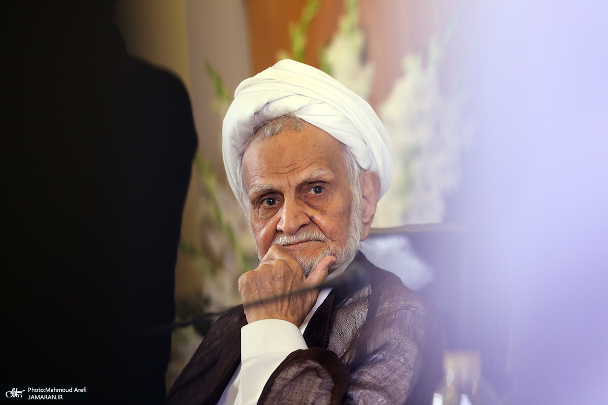 حجتی کرمانی، عضو مجلس خبرگان قانون اساسی: کروبی نسبت به حضرت امام، انقلاب و نظام همچنان عاشق و مستحکم است/ رفع حصر محصورین و آزادی زندانیان سیاسی به انسجام خیلی کمک می‌کند/ الان زمان عمل به قانون اساسی است، نه تغییر یا اصلاح آن