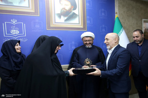 اولین نشست : زن در اندیشه دینی فلسفی امام خمینی (س)