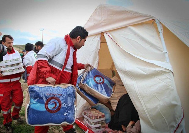 بیش از 1300 تخته پتو و چادر در مناطق زلزله زده کرمانشاه توزیع شد