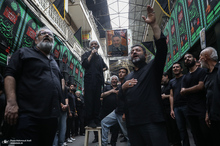 چهارپایه خوانی حاج محسن رشید در بازار تهران در ظهر تاسوعا