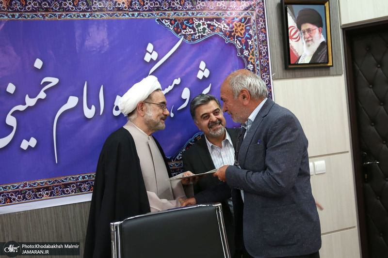 نشست صمیمانه اعضا هیات علمی پژوهشکده امام خمینی و انقلاب اسلامی با تولیت  معزز به مناسبت روز معلم