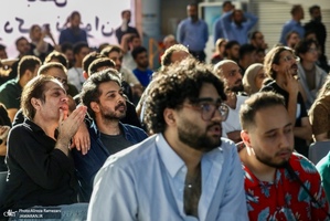 تماشای مسابقه فوتبال ایران و زلاندنو در باغ کتاب