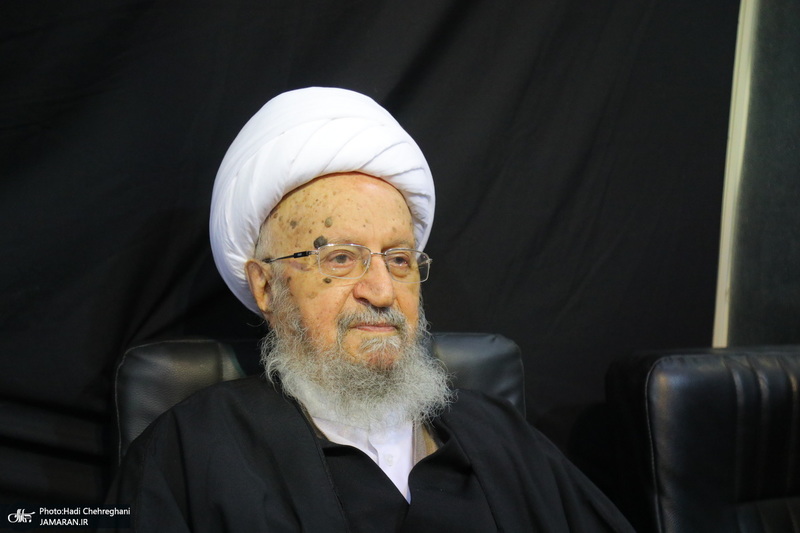 مراسم ختم همسر آیت الله العظمی سبحانی در قم - پرتره آیت الله مکارم شیرازی