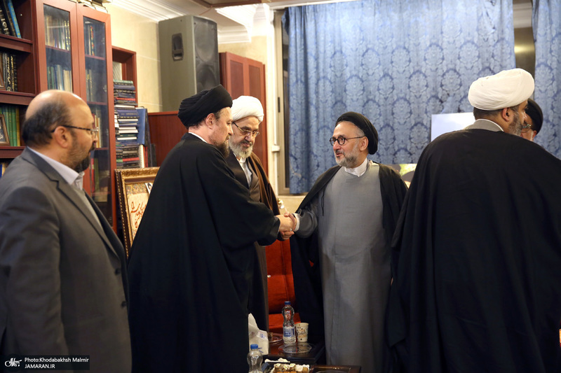 حضور جمعی از شخصیت های سیاسی در منزل مرحوم آیت الله موسوی بجنوردی (ره) -3