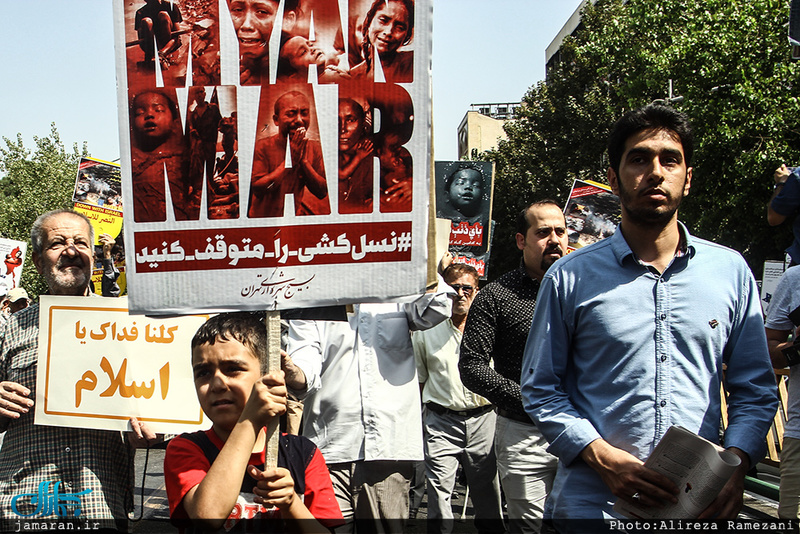 راهپیمایی نمازگزاران در اعتراض به کشتار مسلمانان میانمار