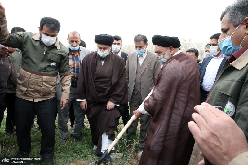 کاشت درخت به مناسبت هفته درختکاری توسط سید حسن خمینی