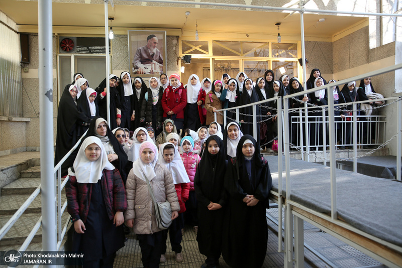 تجدید میثاق دانش آموزان و مردم با امام در حسینیه جماران