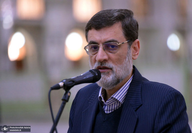 قاضی‌زاده هاشمی در برنامه گفت و گوی ویژه خبری: برنامه هفتم دارای ایراداتی است/ نرخ ارز یک علامت در اقتصاد ایران شده/ دیوان سالاری به فساد بی نهایت منجر می‌شود