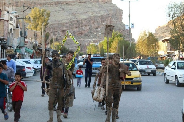 نمایش خیابانی سیل انسانی گل رو در پلدختر اجرا شد