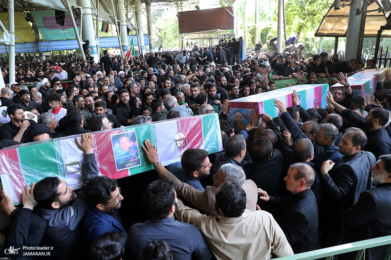 اقامه نماز رهبر معظم انقلاب بر پیکر رئیس جمهوری و یارانش