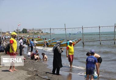 ناجیان غریق آستارا دو گردشگر را از غرق شدن نجات دادند