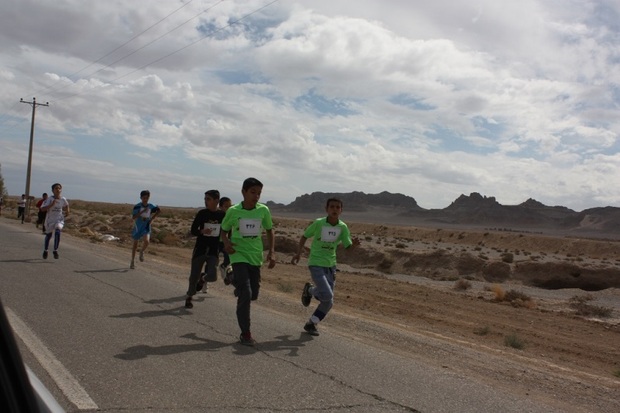 مسابقه دو صحرانوردی با شرکت دانش‌آموزان ابرکوه برگزار شد